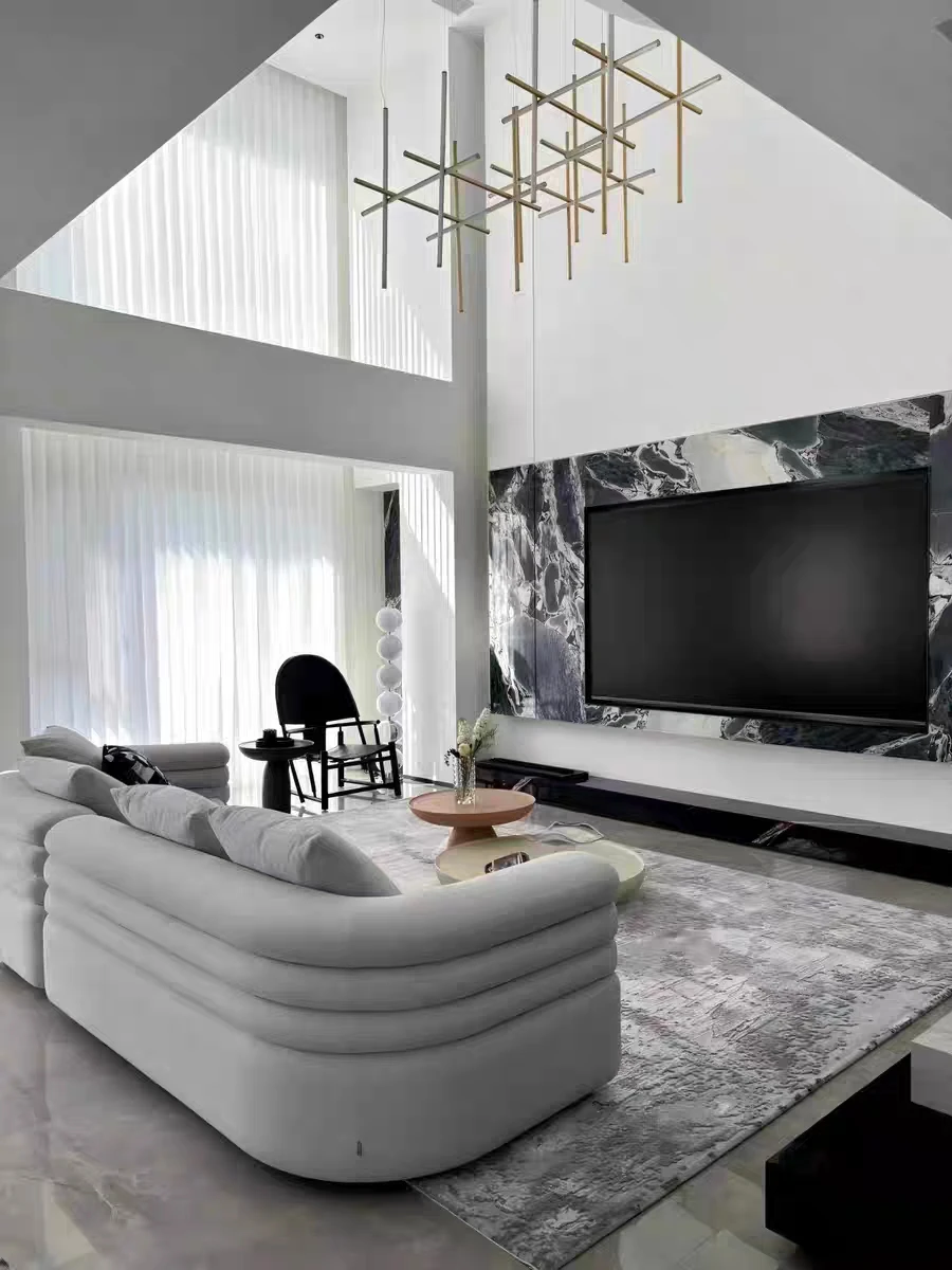 Review by Lena Ferrari