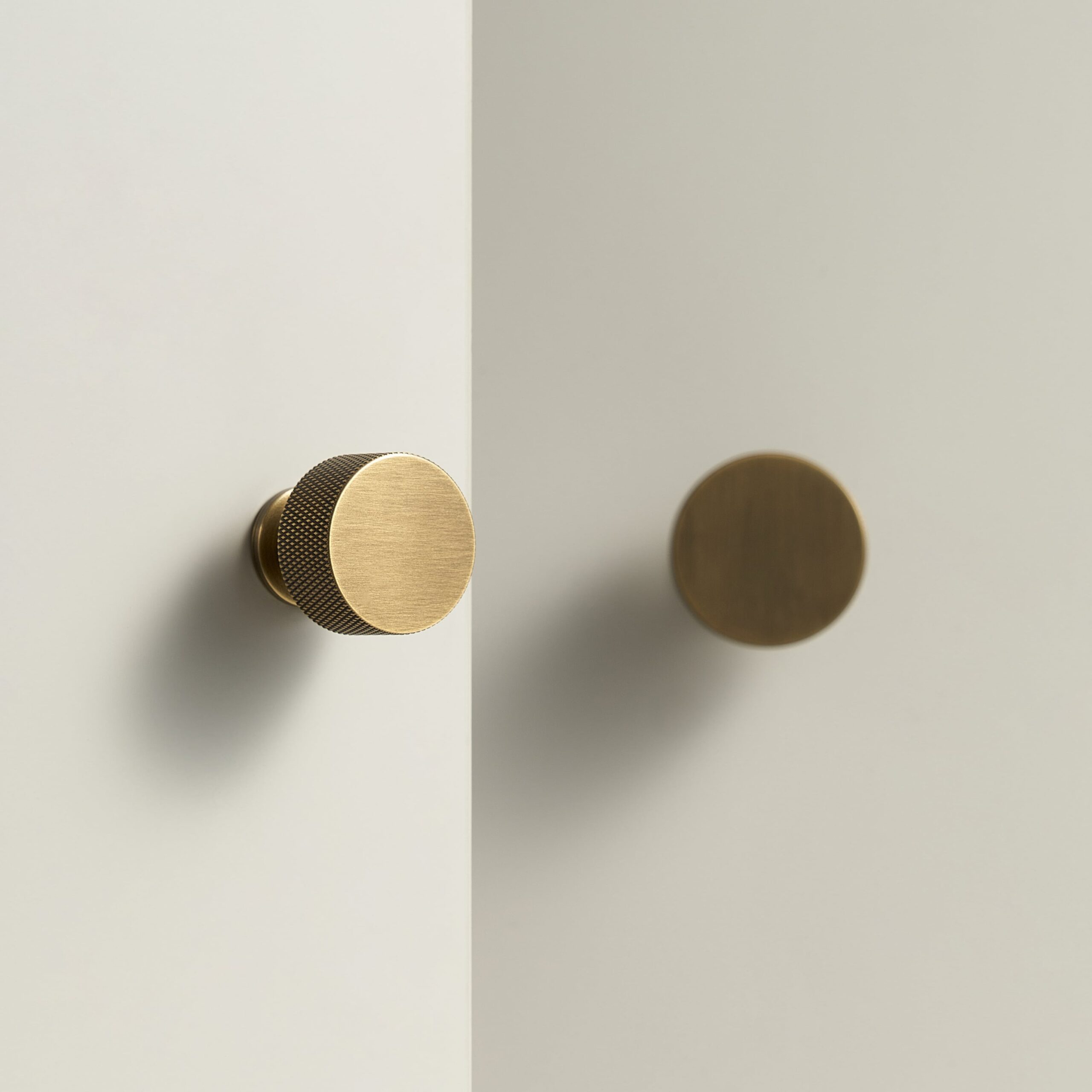 OSLO Knurled Brass Knob
