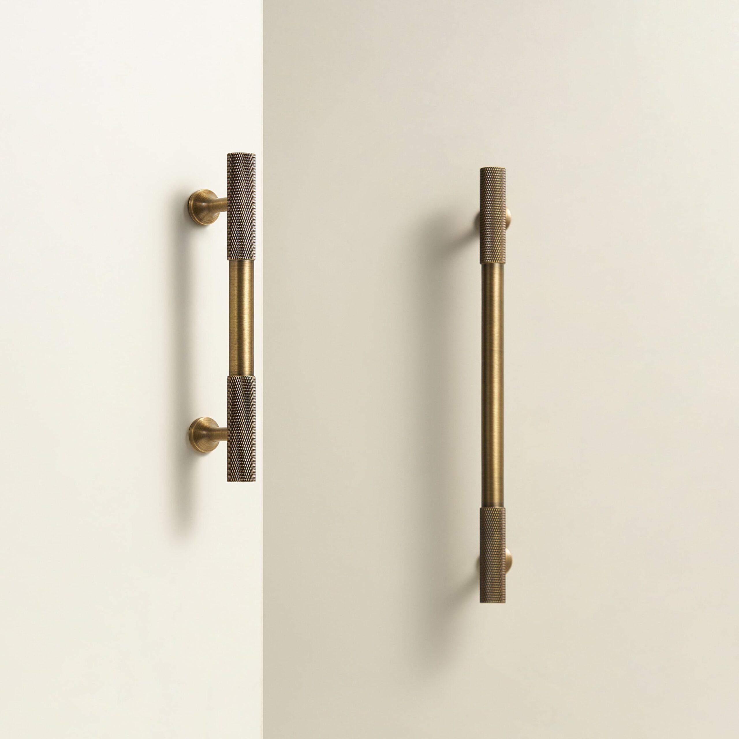 OSLO Knurled Brass Bar Handle