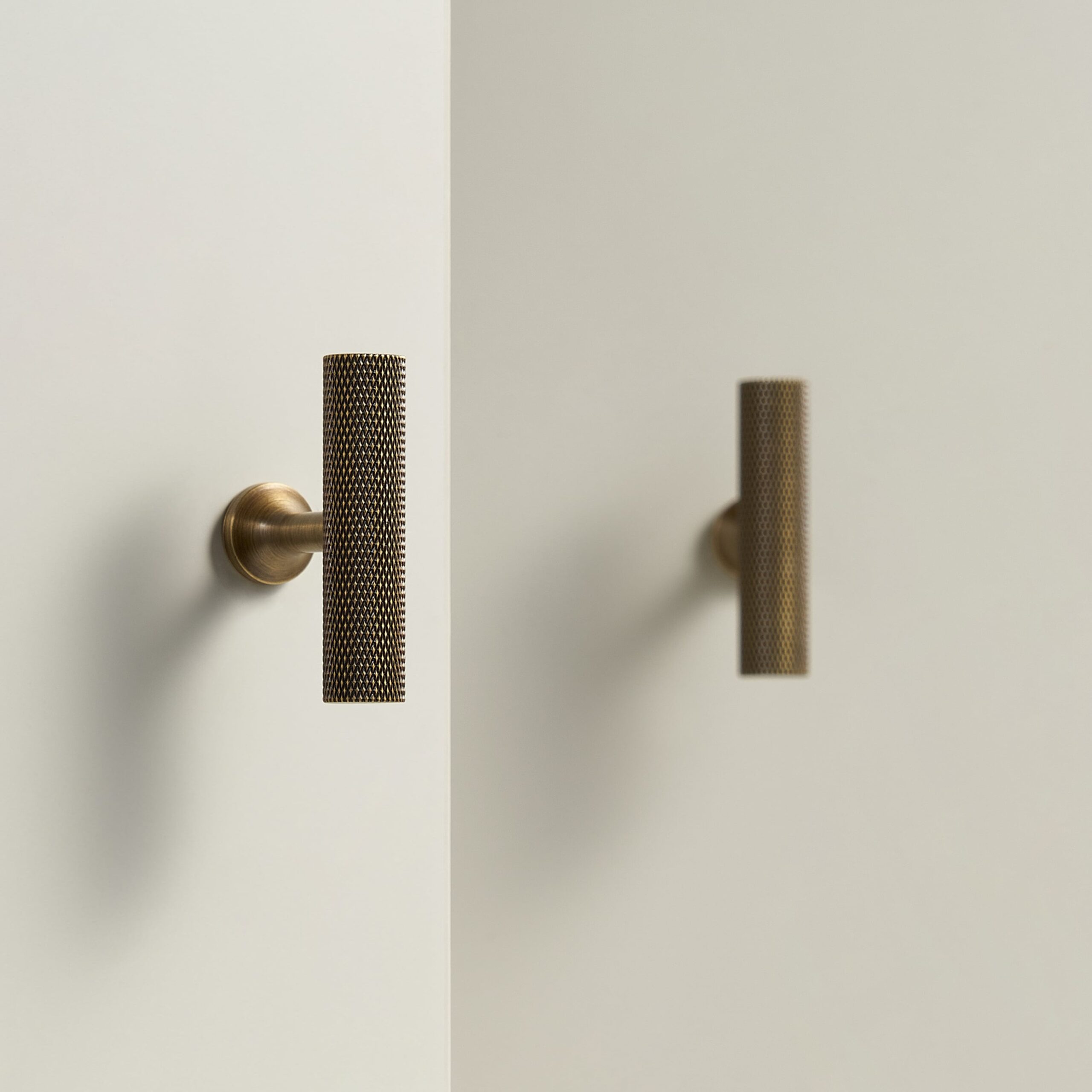 OSLO Knurled Brass T-Bar